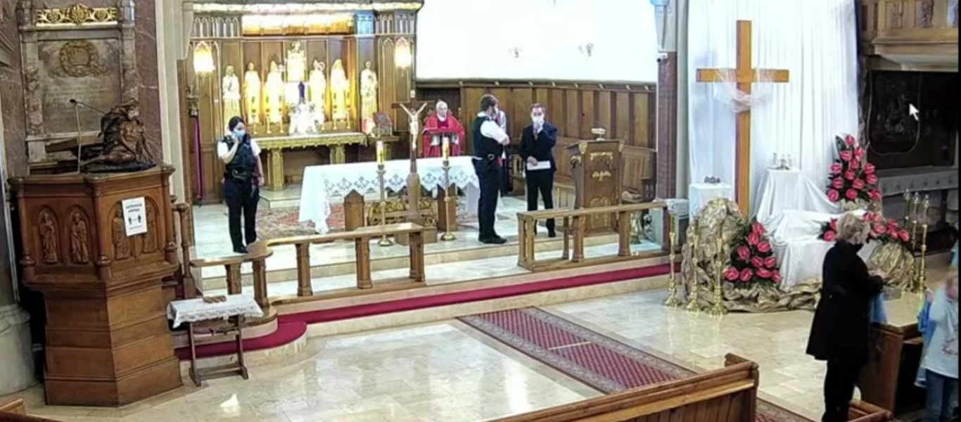 Λονδίνο: Αστυνομικοί σταμάτησαν την λειτουργεία της Μεγάλης Παρασκευής σε καθολική εκκλησία (βίντεο)